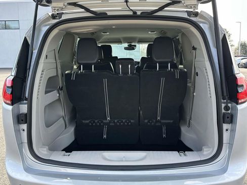 Used 2024 Chrysler Pacifica Touring-L image 9