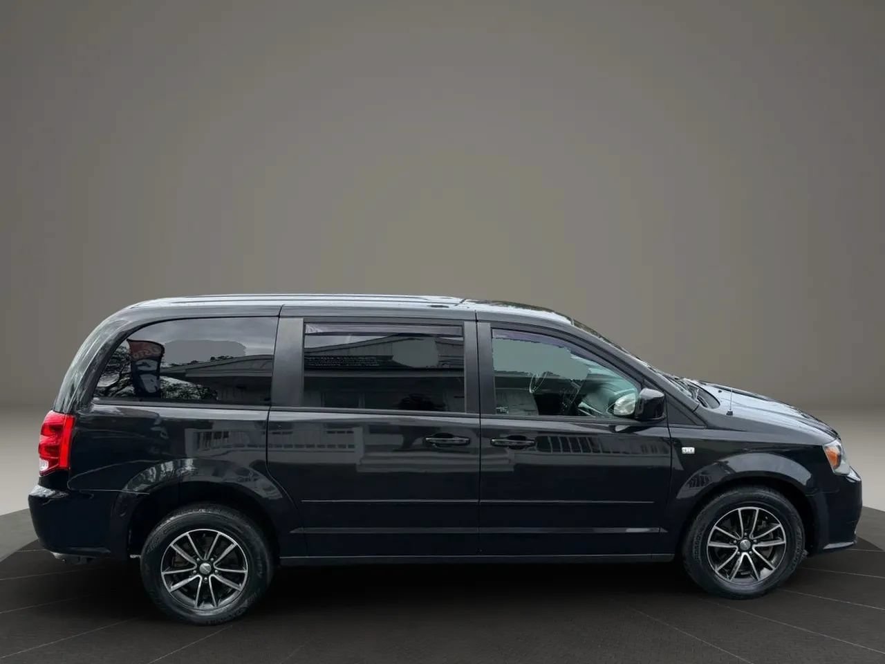 Used 2014 Dodge Grand Caravan SXT FWD image 6