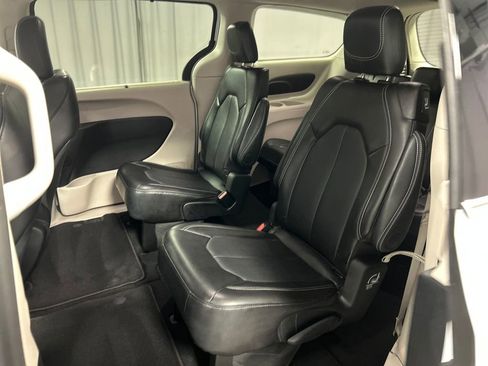 Used 2024 Chrysler Pacifica Touring-L image 23