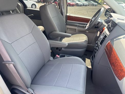 Used 2009 Chrysler Town & Country Touring FWD image 27