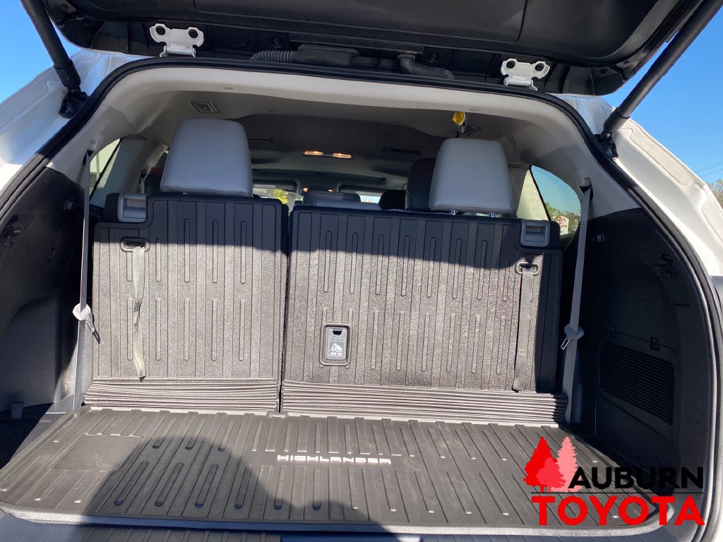 Used 2024 Toyota Highlander XLE AWD/4WD image 19