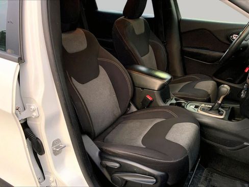 Used 2014 Jeep Cherokee Sport FWD image 9
