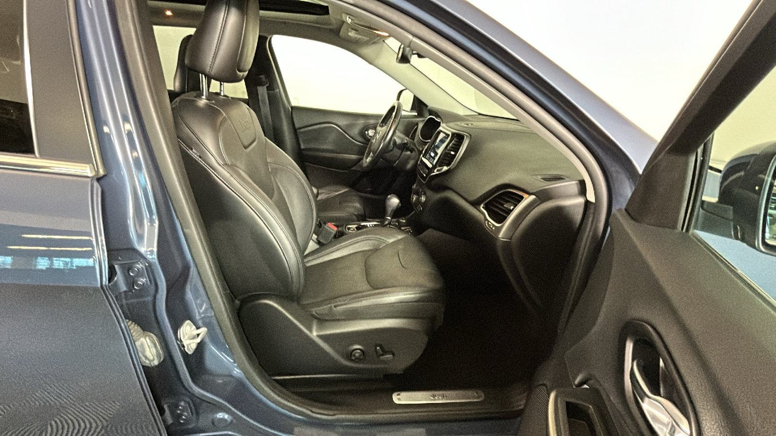 Used 2021 Jeep Cherokee Limited AWD/4WD image 35