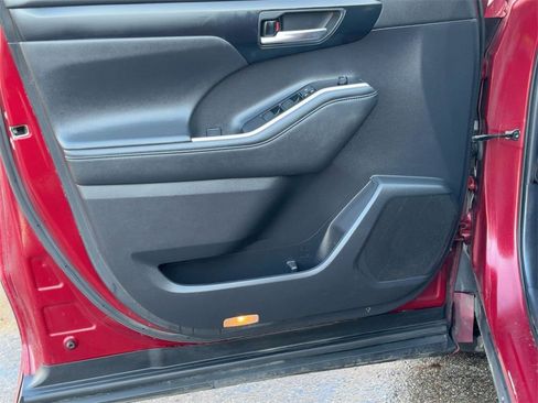 Used 2021 Toyota Highlander XLE image 15