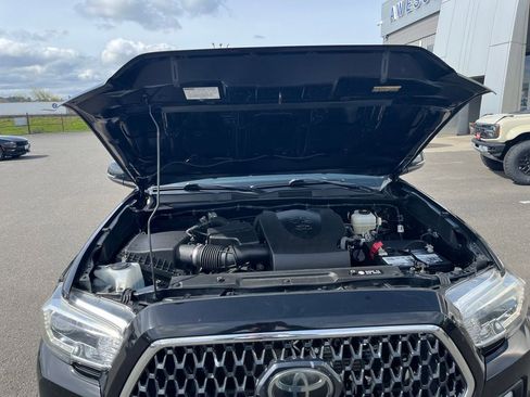 Used 2018 Toyota Tacoma TRD Off-Road AWD/4WD image 25