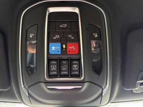 Used 2024 Jeep Grand Cherokee Limited w/ Black Appearance Package AWD/4WD image 26