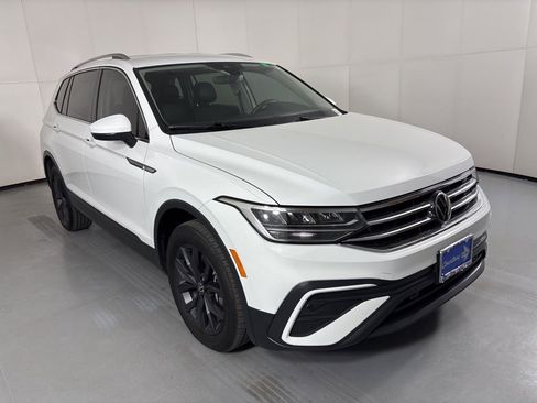 Used 2024 Volkswagen Tiguan SE FWD image 2
