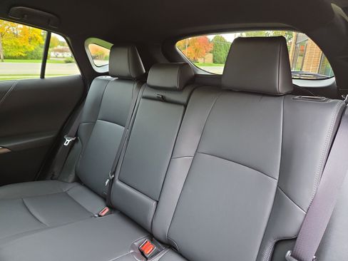 Used 2023 Toyota Venza XLE image 13