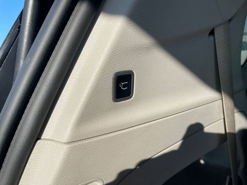 Used 2024 Chrysler Pacifica Touring-L image 23