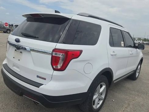 Used 2018 Ford Explorer XLT FWD image 2