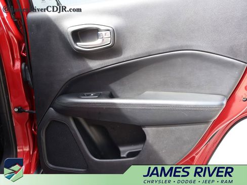 Used 2019 Jeep Compass Latitude FWD image 11