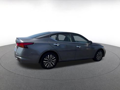 Used 2025 Nissan Altima 2.5 SV FWD image 14