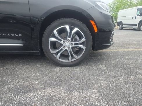 Used 2026 Chrysler Pacifica Pinnacle w/ Trailer Tow Group AWD/4WD image 8