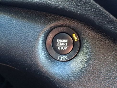 Certified 2019 Jeep Cherokee Latitude Plus w/ Comfort/Convenience Group image 28