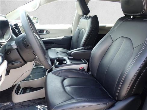 Used 2023 Chrysler Pacifica Touring-L FWD image 12