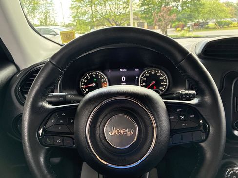 Used 2017 Jeep Renegade Altitude AWD/4WD image 18