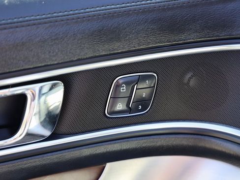 Used 2018 Ford Explorer Platinum image 25