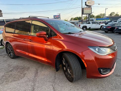 Used 2018 Chrysler Pacifica Touring Plus w/ S Appearance Package FWD image 7