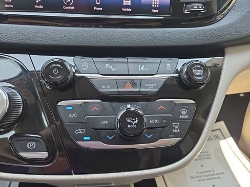 Used 2023 Chrysler Pacifica Touring-L FWD image 55