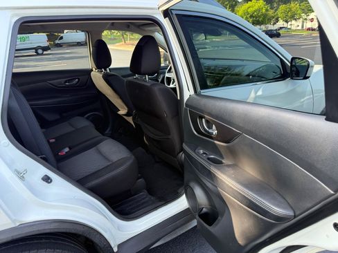Used 2019 Nissan Rogue SV FWD image 9