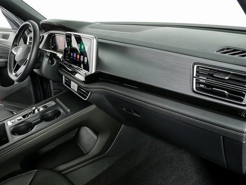 Certified 2025 Volkswagen Atlas Cross Sport SE image 22