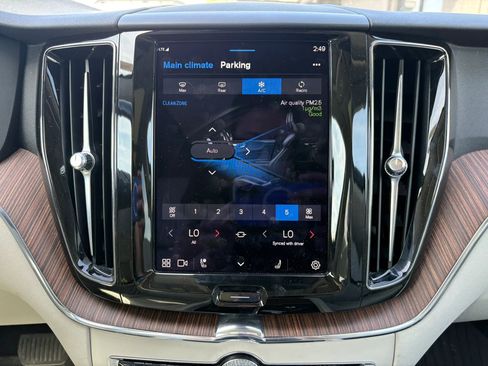 Used 2022 Volvo XC60 B5 Momentum w/ Advanced Package image 14