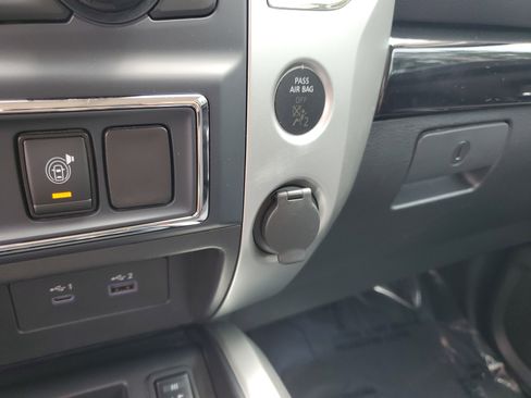 Used 2021 Nissan Titan SV w/ SV Convenience Package image 26