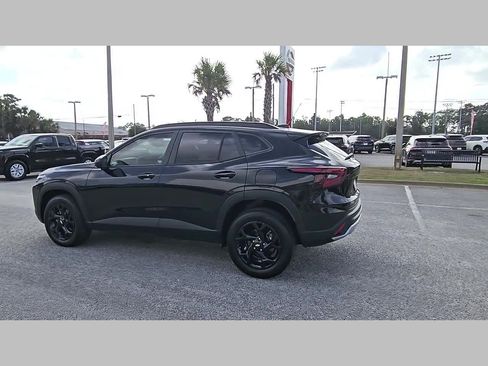 Used 2025 Chevrolet Trax LT w/ Driver Confidence Package FWD image 27
