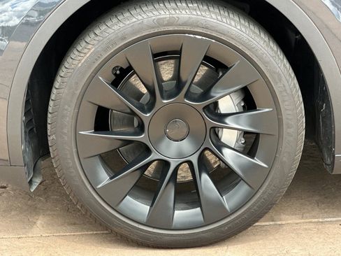 Used 2024 Tesla Model Y Long Range image 31