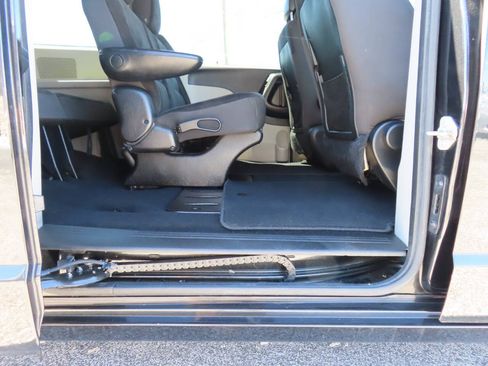 Used 2019 Dodge Grand Caravan SE FWD image 16