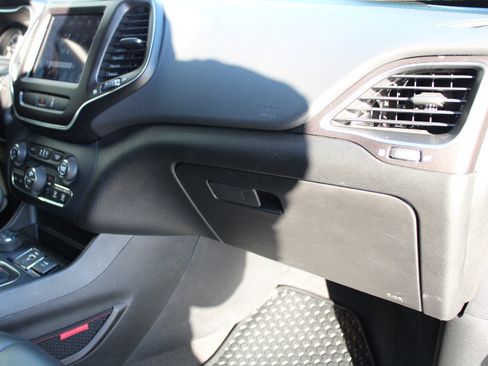 Used 2022 Jeep Cherokee Trailhawk image 19