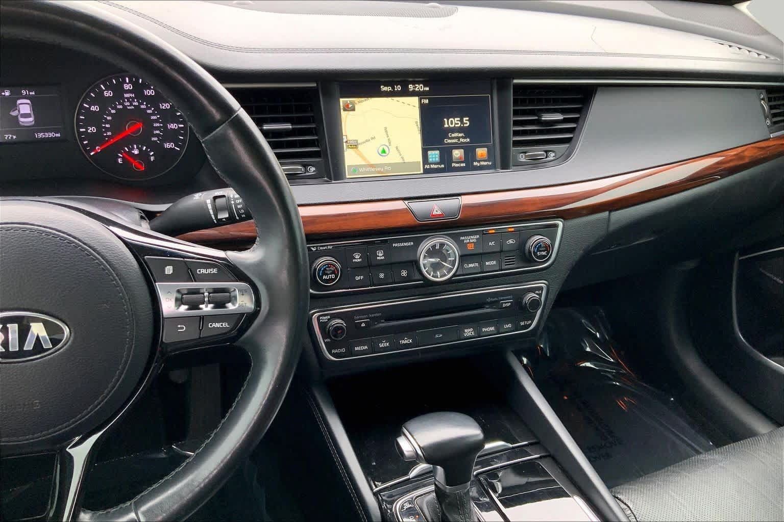 Used 2017 Kia Cadenza Premium w/ Luxury Package FWD image 7