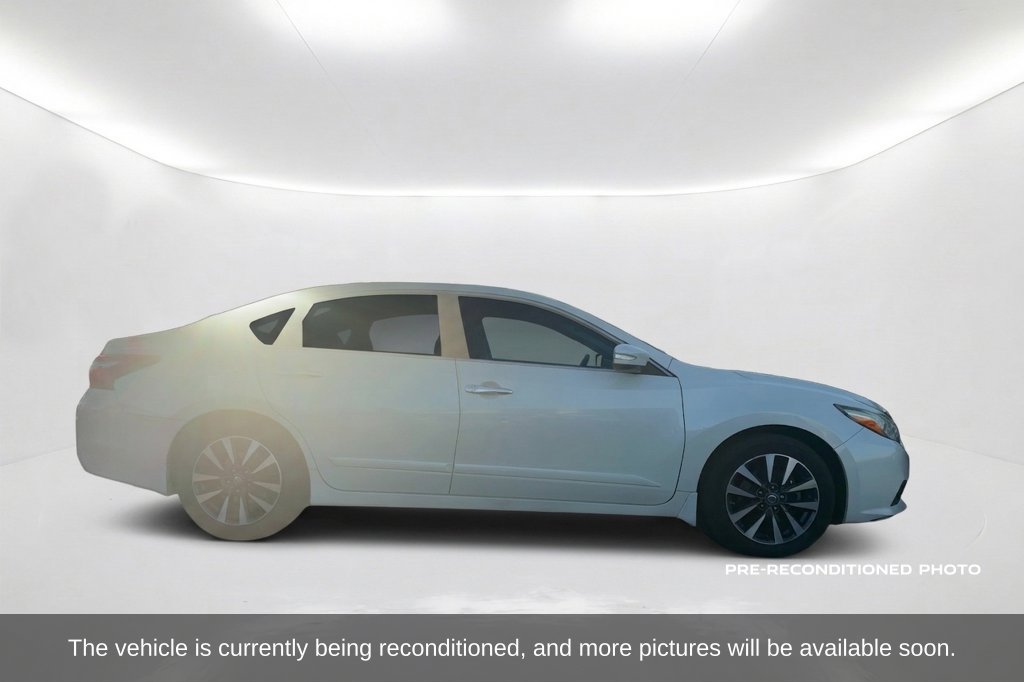 Used 2016 Nissan Altima 2.5 SV w/ Convenience Package FWD image 4