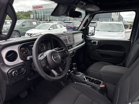 Used 2025 Jeep Wrangler Unlimited Sport AWD/4WD image 15
