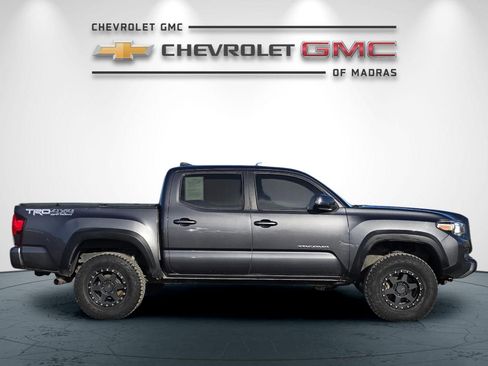 Used 2018 Toyota Tacoma TRD Off-Road image 2