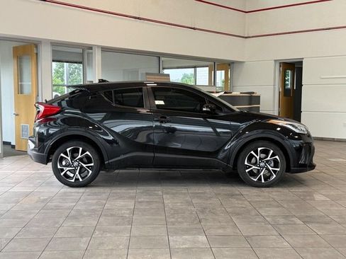 Used 2022 Toyota C-HR XLE FWD image 2