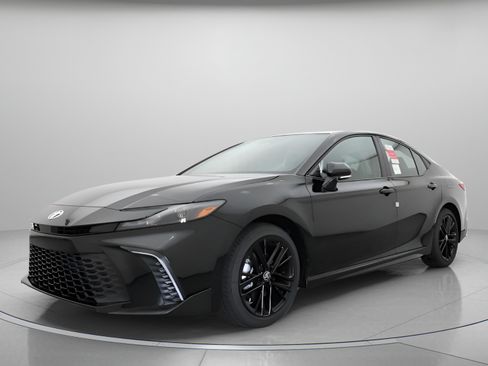 Used 2026 Toyota Camry SE FWD image 2
