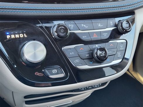 Used 2021 Chrysler Pacifica Touring-L image 16