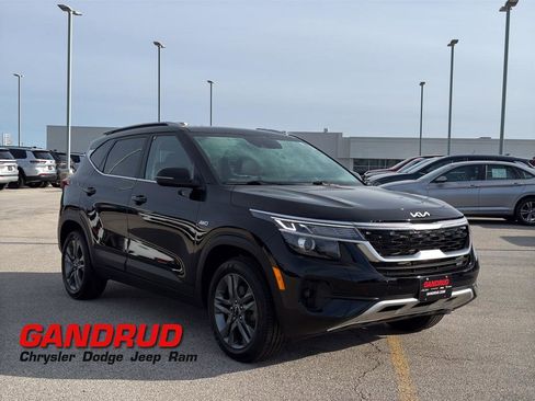 Used 2023 Kia Seltos S AWD/4WD image 1