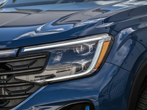 Used 2025 Volkswagen Atlas SEL Premium R-Line image 11