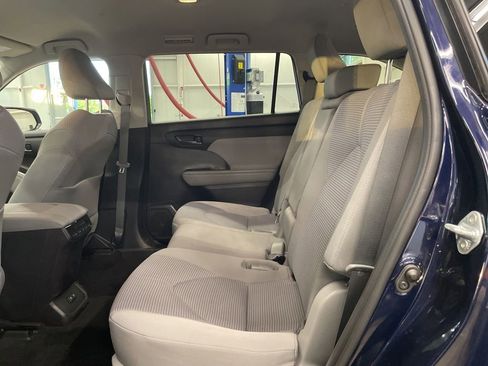 Used 2021 Toyota Highlander L AWD/4WD image 12