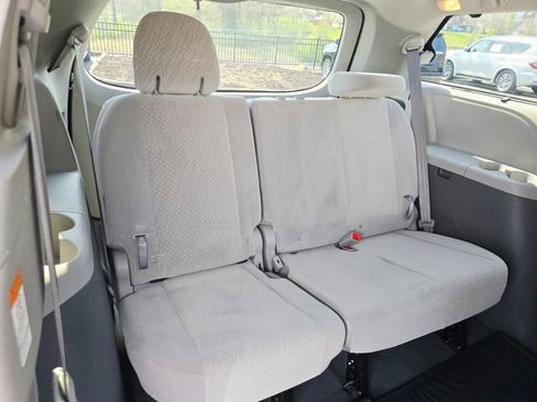 Used 2019 Toyota Sienna LE w/ LE Preferred Package image 18