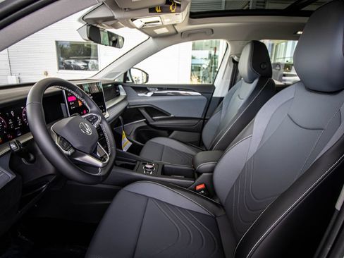 New 2026 Volkswagen Tiguan SE FWD image 25