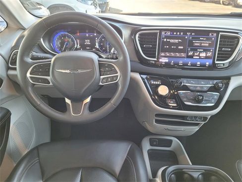 Certified 2023 Chrysler Pacifica Touring-L image 7