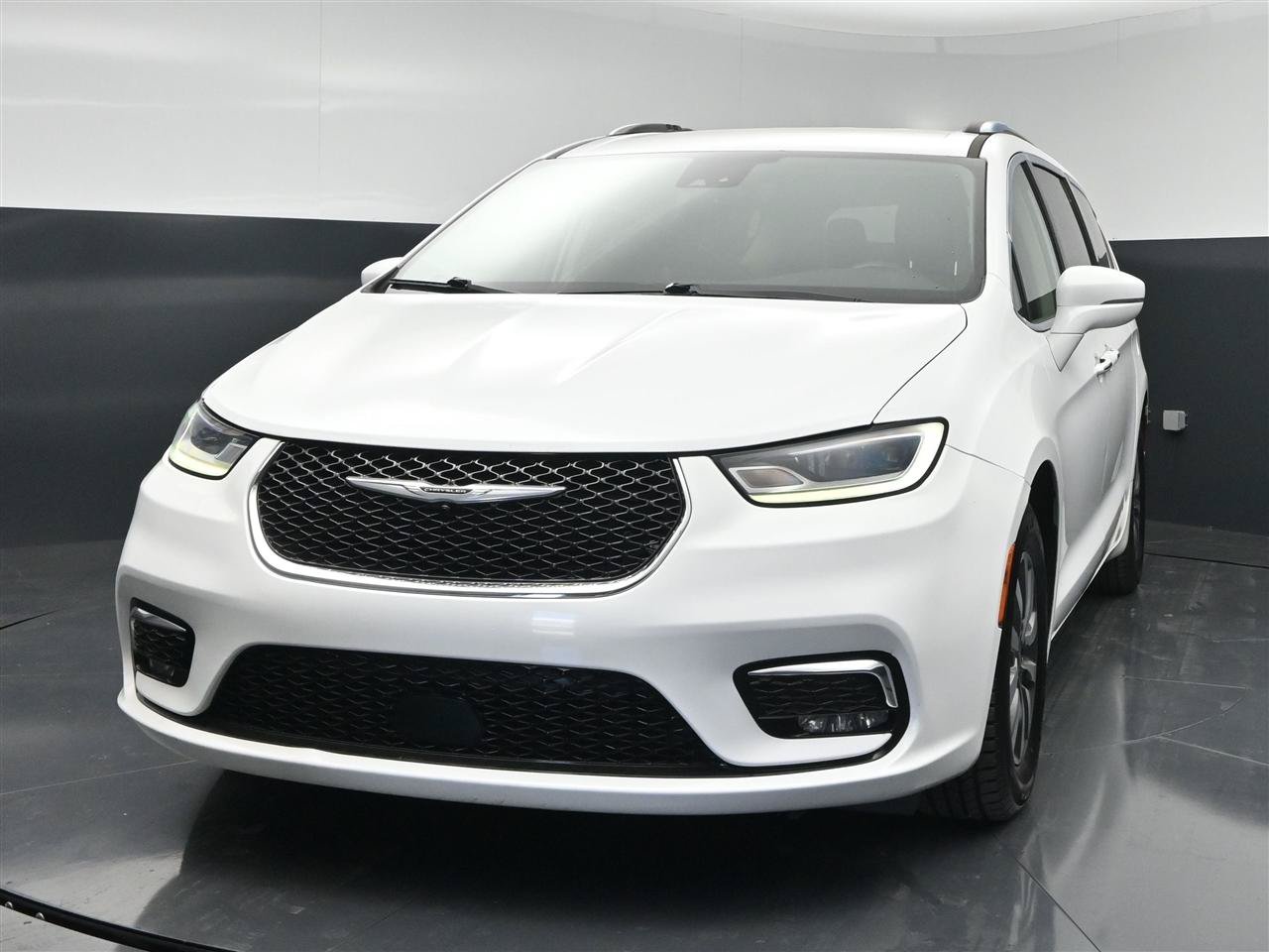 Used 2021 Chrysler Pacifica Touring-L FWD image 2