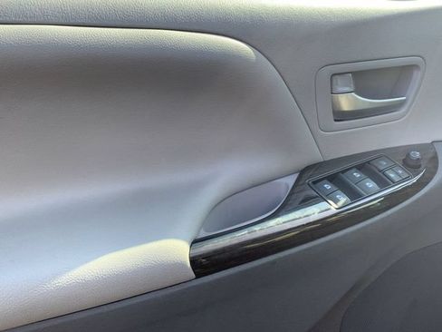 Used 2017 Toyota Sienna XLE w/ XLE Navigation Package FWD image 17