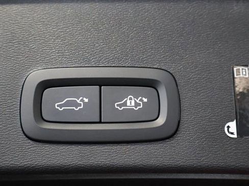 Used 2021 Volvo XC40 T5 R-Design image 7