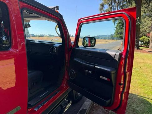Used 2005 HUMMER H2 SUT w/ Preferred Equipment Group AWD/4WD image 26