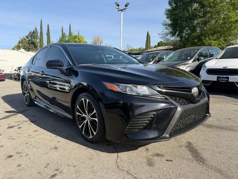 Used 2019 Toyota Camry SE FWD image 1