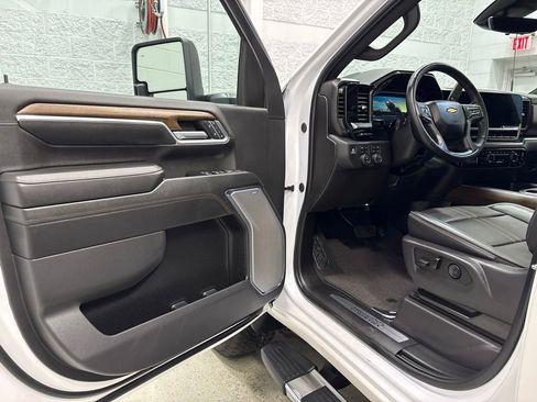 Used 2024 Chevrolet Silverado 2500 High Country w/ High Country Premium Package AWD/4WD image 14